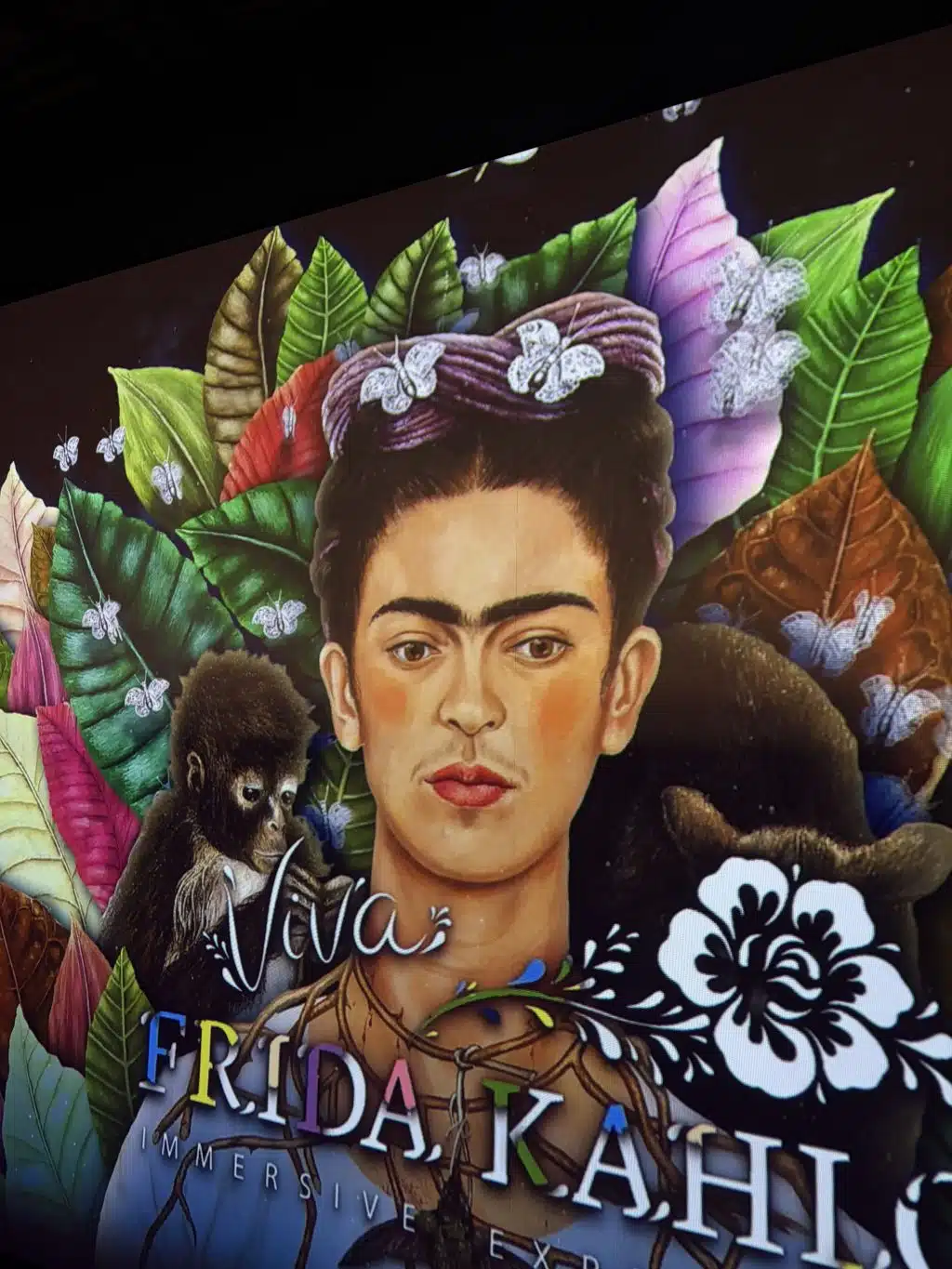 Frida Kahlo Porträt bei Immersive Ausstellung mit Tieren und Blumen