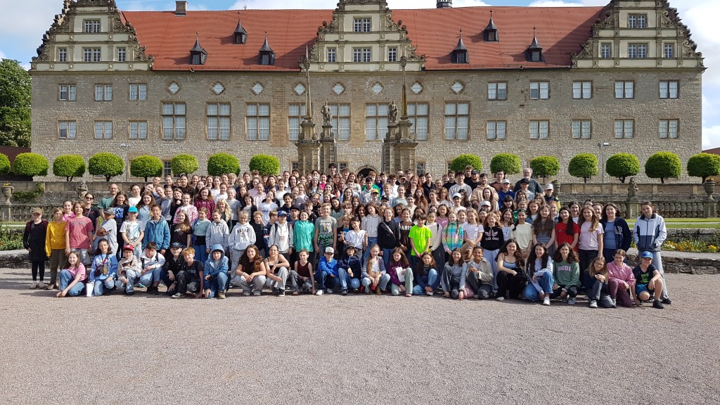 Gruppe von Schülern vor Schloss Weikersheim