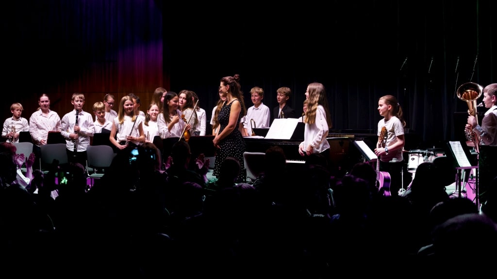 Kinderorchester beim Konzert Kinderorchester bei Konzertaufführung mit jungen Musikern und Dirigentin