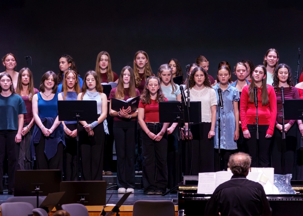 Jugendchor-Konzertauftritt Jugendchor singt auf einer Bühne während eines Konzerts in Berlin