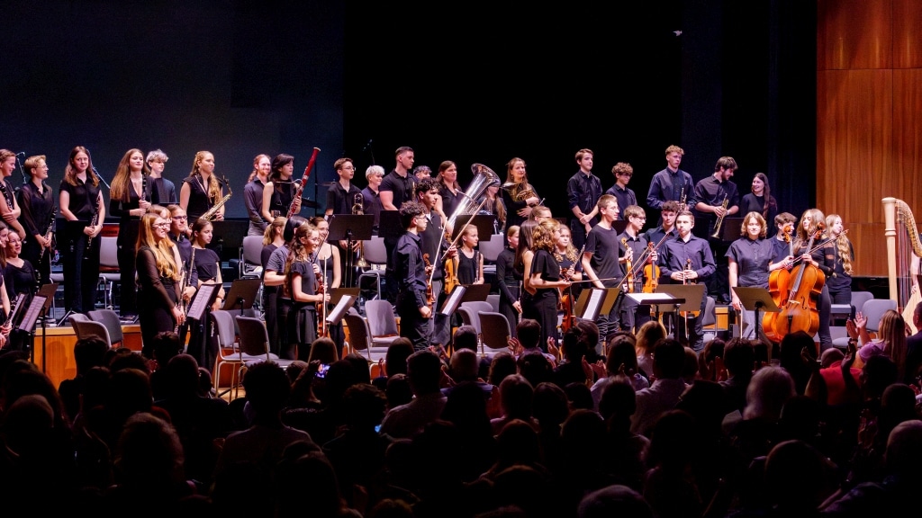 Auftritt eines Jugendorchesters Jugendorchester bei einem Konzert in einem Auditorium