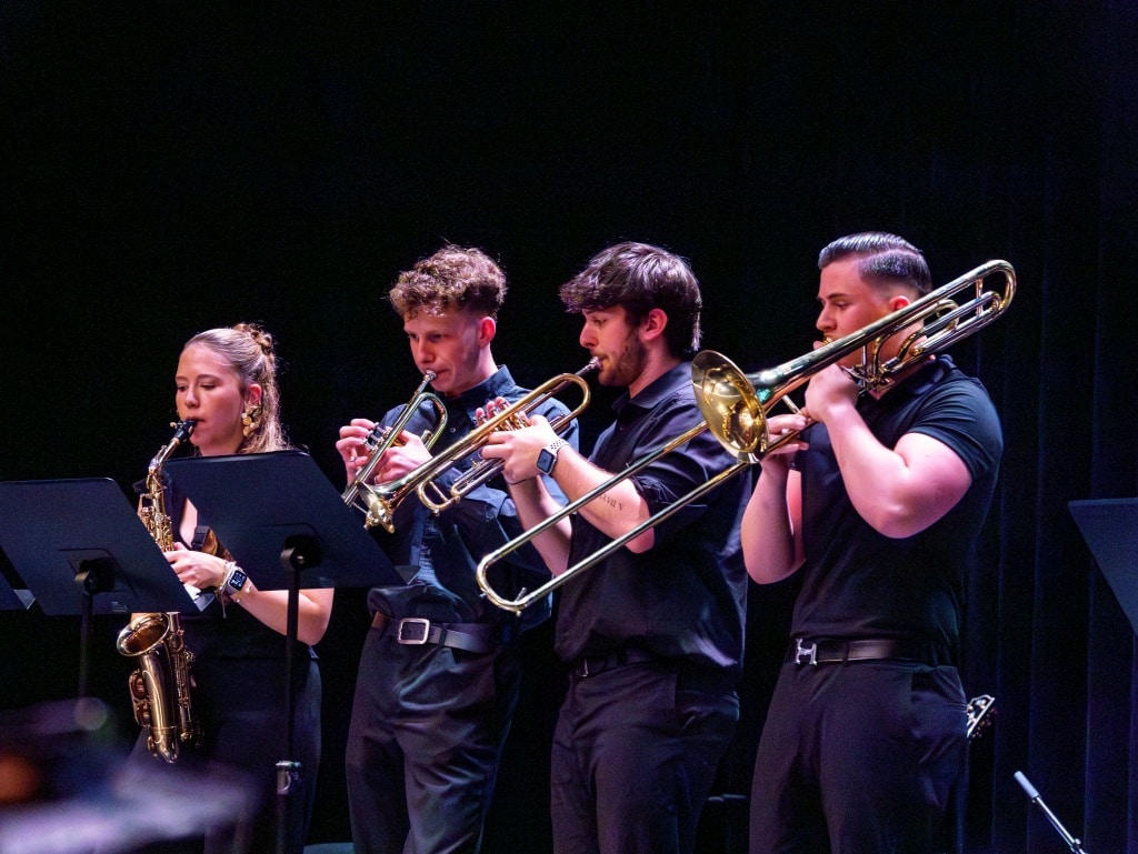 Live-Auftritt einer Jazzband Jazzband mit Saxophon, Trompeten und Posaune auf der Bühne