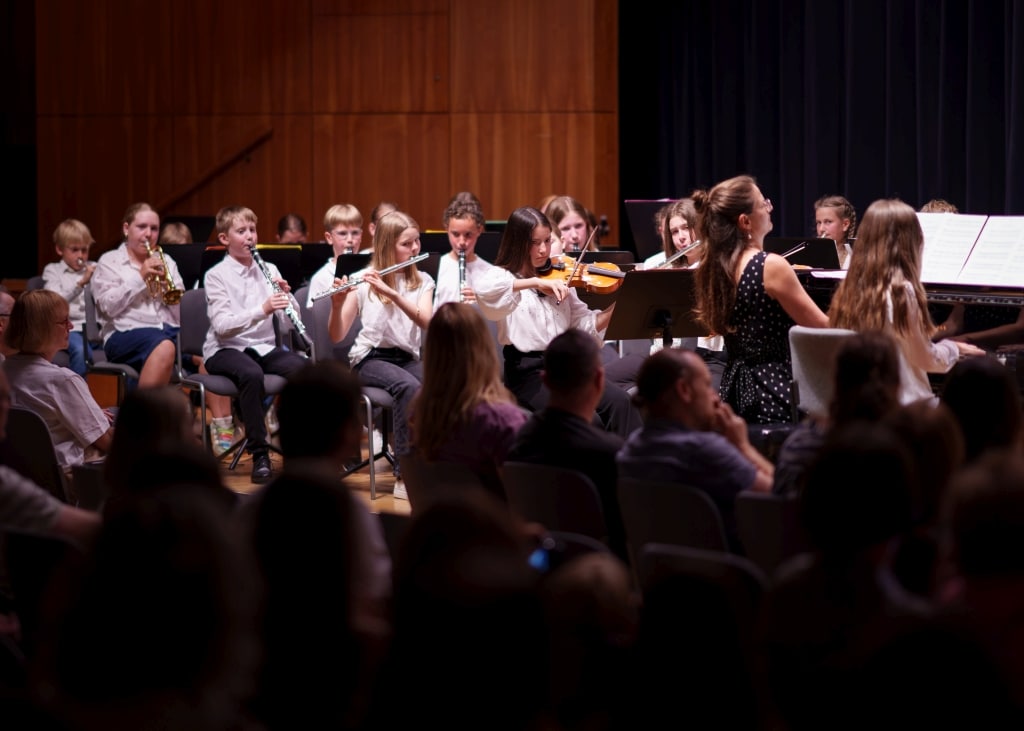 Konzert junger Musiker Schulmusikaufführung mit Kindern, die klassische Instrumente spielen