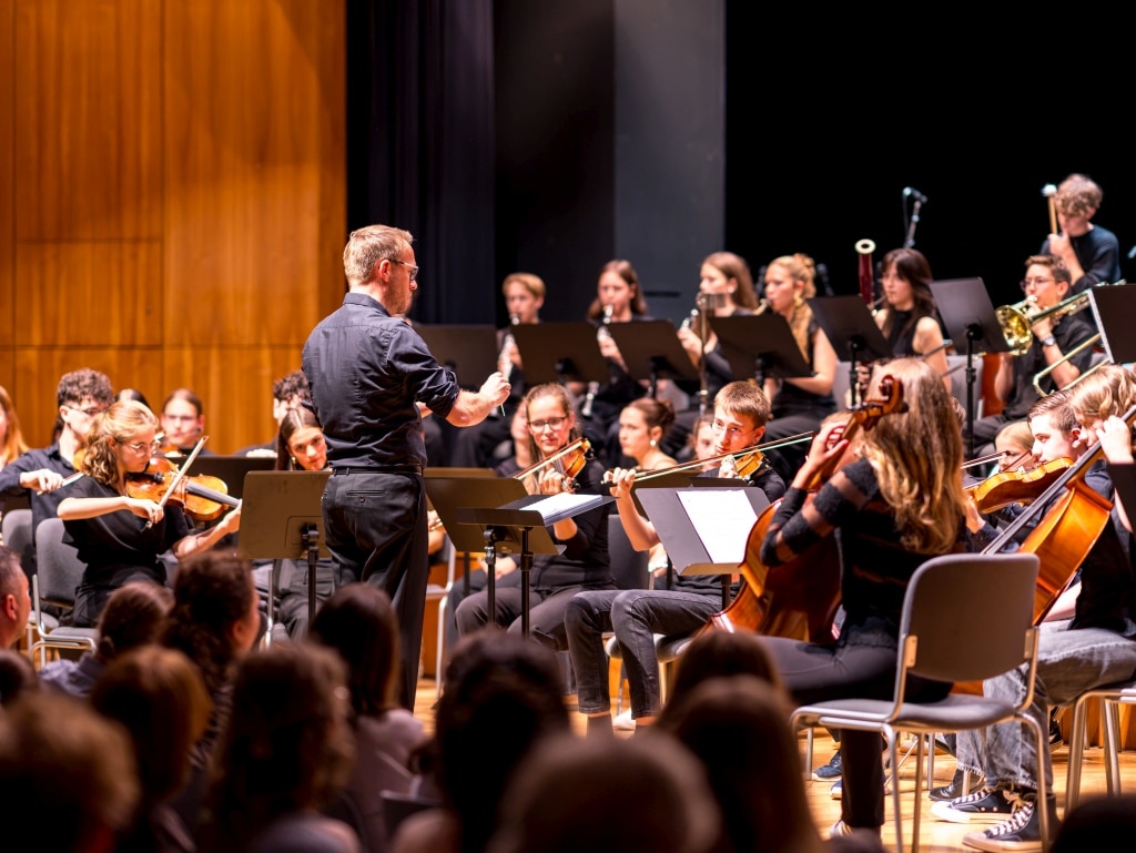Orchesteraufführung im Konzertsaal Dirigent leitet Orchester bei Aufführung in Konzertsaal