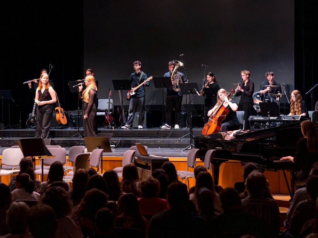 Live-Auftritt beim Schülerkonzert Schülerkonzert mit Blas- und Streichinstrumenten auf Bühne