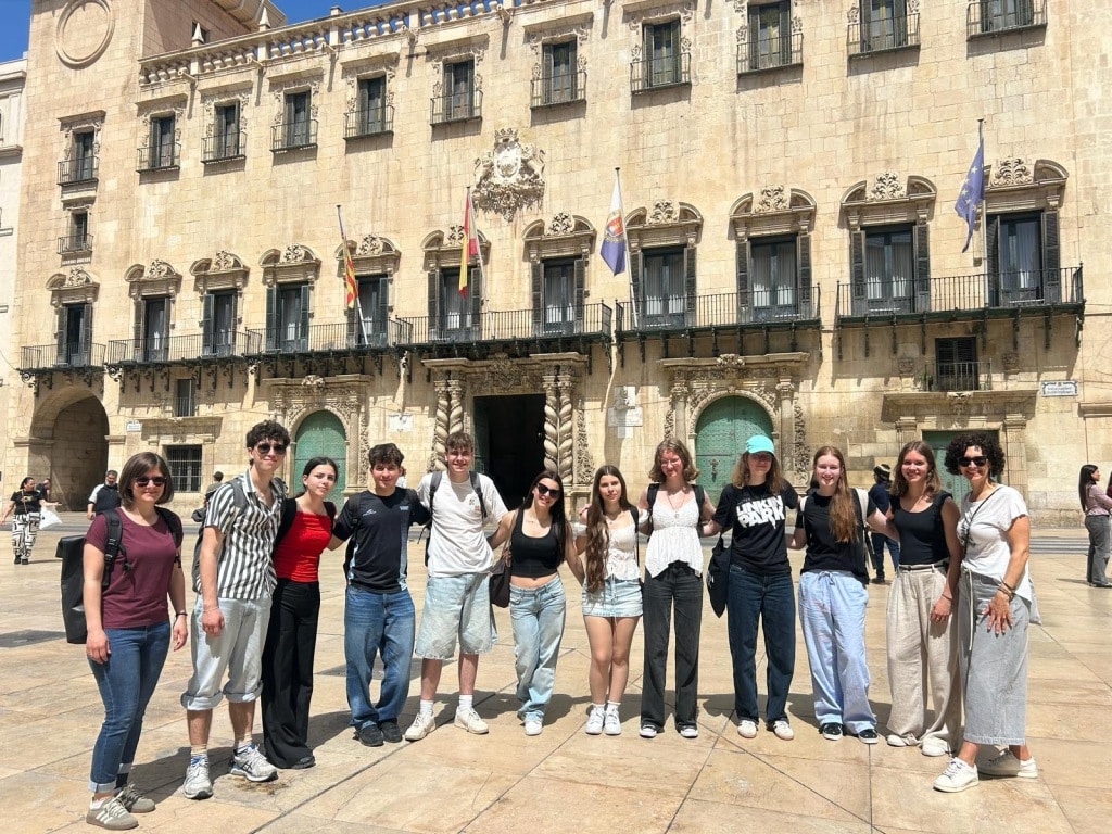 Besichtigung in Alicante Gruppe von Jugendlichen vor historischem Gebäude in Alicante, Spanien