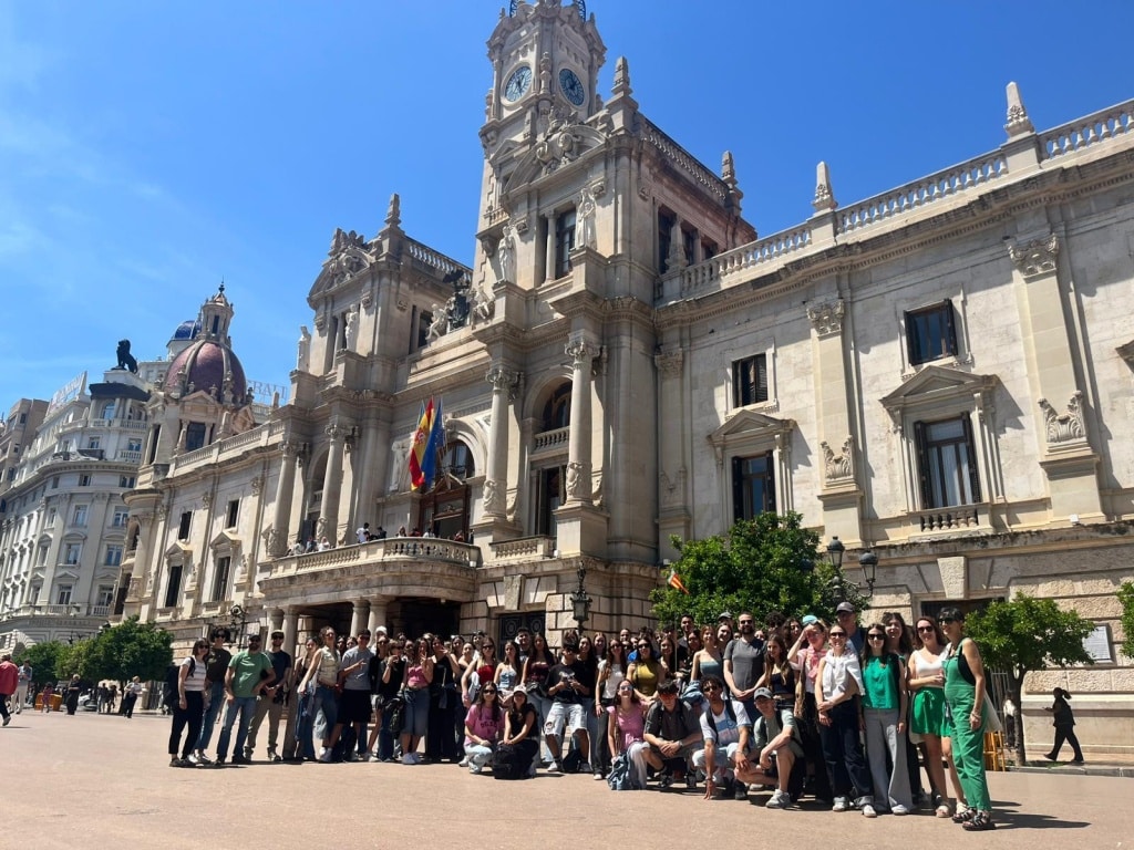 Besuch im Rathaus von Valencia Gruppe von Menschen vor dem Rathaus Valencia bei sonnigem Wetter
