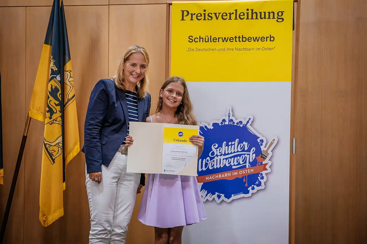 Preisverleihung Schülerwettbewerb Nachbarn im Osten, Hannah Kamran Amiri mit Urkunde
