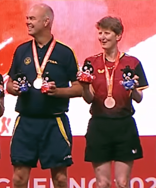 Jutta Ernst und Henric Forsberg feiern ihren Sieg bei der Weltmeisterschaft 2026