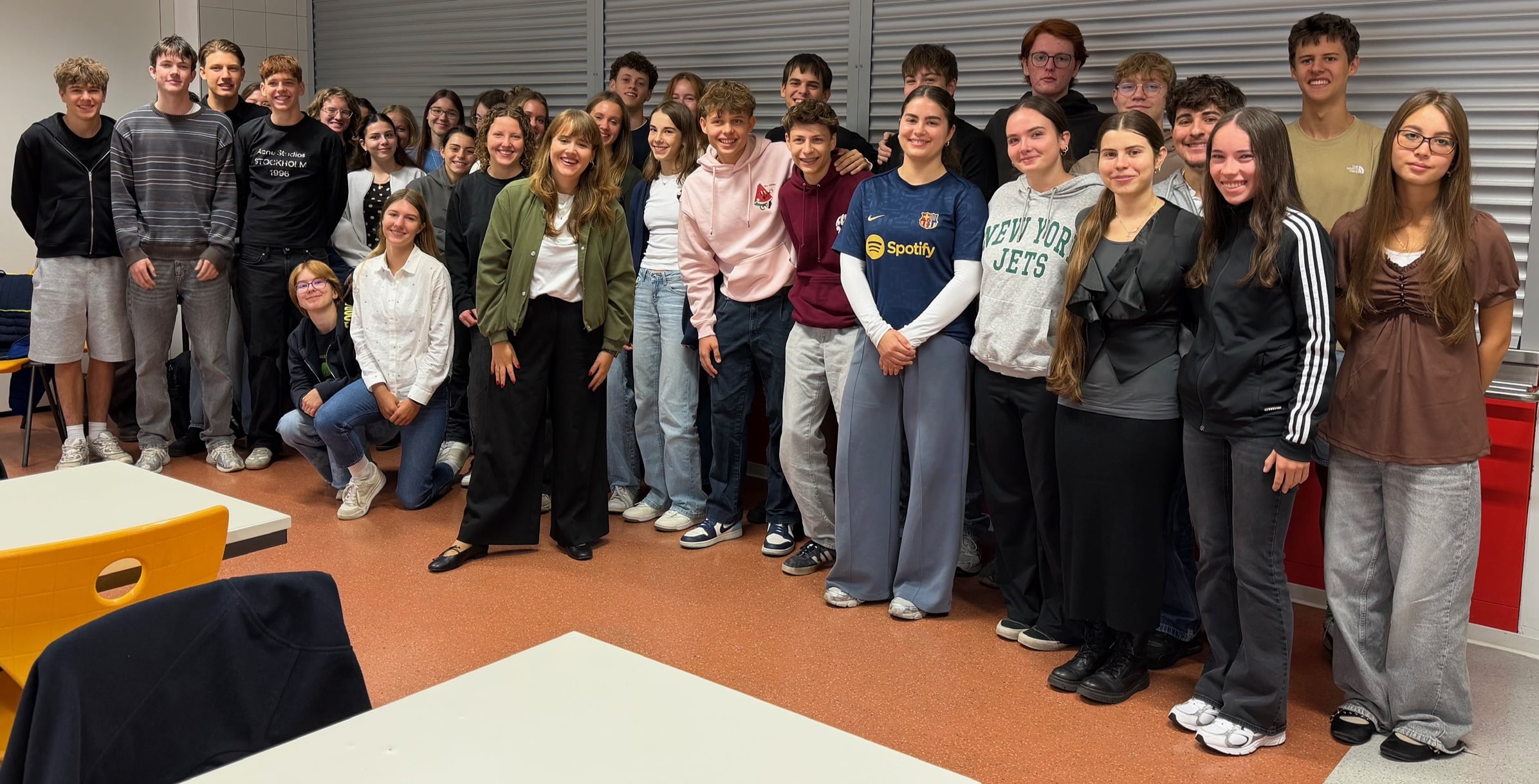 Bundestagsabgeordnete Ricarda Lang zu Besuch am Gymnasium in der Taus – gemeinsam mit den Schülerinnen und Schülern der Kursstufe 1